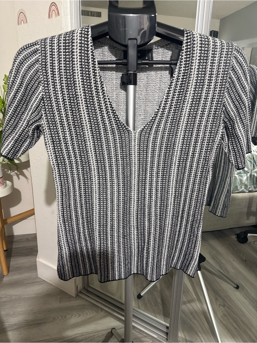 Theory Black & White V-Neck Short Sleeve Knit Top